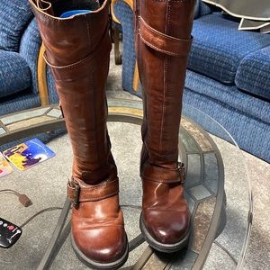 Ladies MJUS adjustable wide calf boot.